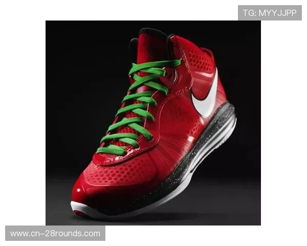 詹姆斯红色棒球服亮相圣诞大战，学院风造型引发热议